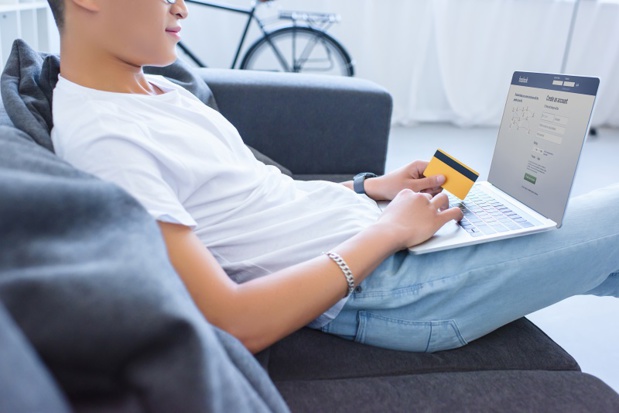 "Nous lançons le Social Payment, ainsi il sera possible de réaliser sa transaction du début à la fin sur Messenger" selon Hervé Kozar le vice-président du marketing digital d'Air France - Crédit photo : Deposiphotos @VitalikRadko "Nous lançons le Social Payment, ainsi il sera possible de réaliser sa transaction du début à la fin sur Messenger" selon Hervé Kozar le vice-président du marketing digital d'Air France - Crédit photo : Deposiphotos @VitalikRadko