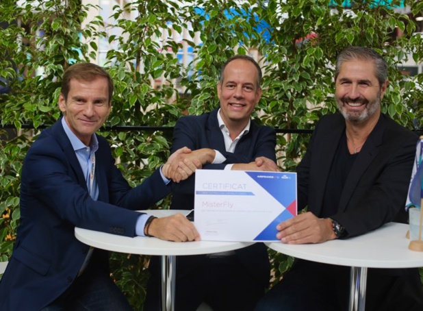 Sébastien Guyot, directeur des ventes entreprises et agences pour le marché France chez Air France-KLM entouré de Nicolas Brumelot et Carlos Da Silva co-fondateurs de Misterfly - Photo