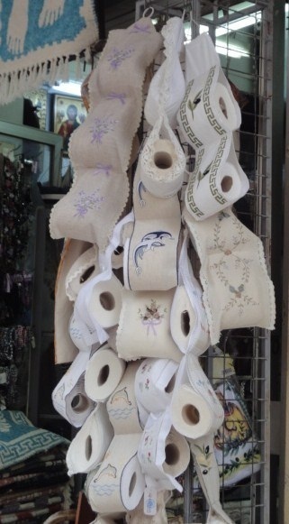 Nouvel artisanat touristique dans les boutiques d'Héraklion. Tout un symbole... - Photo A.P Nouvel artisanat touristique dans les boutiques d'Héraklion. Tout un symbole... - Photo A.P