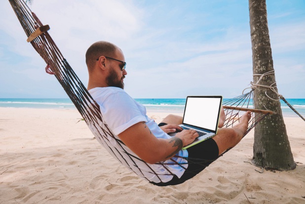 Le concept de workation mêle travail et vacances. - Depositphotos