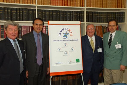Léon BERTRAND, ministre délégué au Tourisme, a lancé officiellement le mardi 30 mai 2006 le nouveau label FAMILLE PLUS Léon BERTRAND, ministre délégué au Tourisme, a lancé officiellement le mardi 30 mai 2006 le nouveau label FAMILLE PLUS