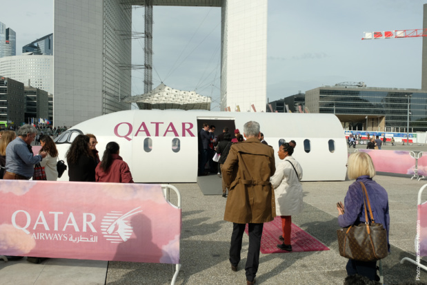Une cabine éco au milieu des tours de la Défense - DR : Qatar Airways