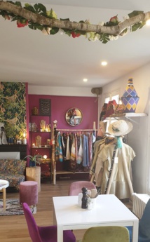 La particularité de ce lieu, c'est l'installation, au cœur du restaurant d'un showroom de mode et d'un corner voyage - DR : Graines de Voyages La particularité de ce lieu, c'est l'installation, au cœur du restaurant d'un showroom de mode et d'un corner voyage - DR : Graines de Voyages