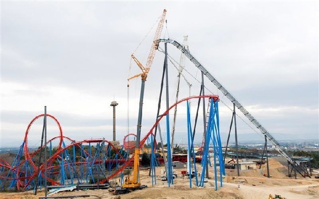 La plus haute montagne russe d'Europe, le Shambala, est actuellement en construction à Port Aventura - Photo DR