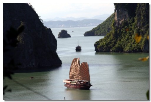 La fabuleuse Baie d'Halong et ses 3 000 ''sentinelles'' granitiques
