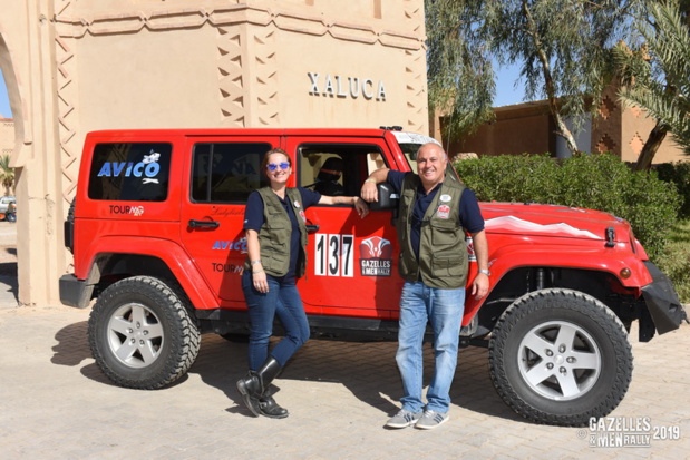Mourad Majoul et Armelle Medard Lang devant leur véhicule - DR Mourad Majoul et Armelle Medard Lang devant leur véhicule - DR