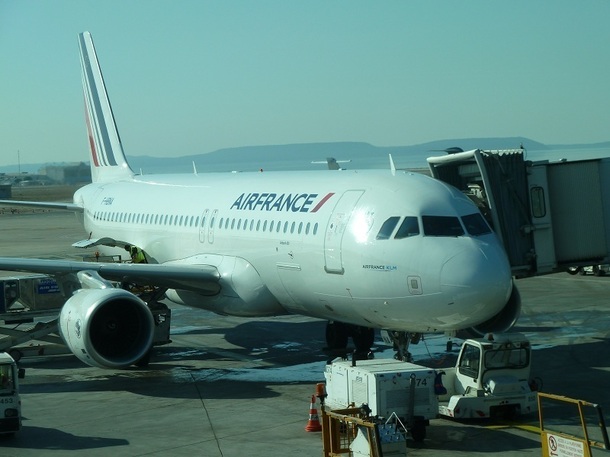Dans ce comparatif avec les dessertes du terminal voisin, le low fare Air France qui ne mérite pas le qualificatif low cost, survole littéralement et surclasse du cockpit et des ailes la concurrence. Dans ce comparatif avec les dessertes du terminal voisin, le low fare Air France qui ne mérite pas le qualificatif low cost, survole littéralement et surclasse du cockpit et des ailes la concurrence.