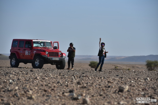 Mourad Majoul et Armelle Medard Lang devant leur véhicule - DR Mourad Majoul et Armelle Medard Lang devant leur véhicule - DR