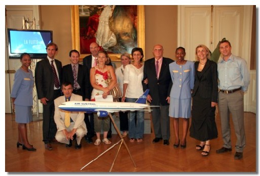 Les heureux gagnants posent avec l'équipe d'Air Austral Les heureux gagnants posent avec l'équipe d'Air Austral