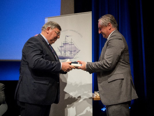 Le président de Ponant reçoit le prix de la Personnalité maritime de l’année - DR : Ponant