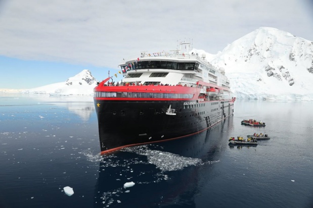 Le MS Roald Amundsen, navire d’expédition à propulsion hybride de Hurtigruten, est le premier bateau baptisé en Antarctique - DR : Hurtigruten