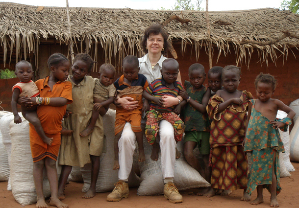 Elle est cultivatrice, hôtelière dans le très haut de gamme, agent de voyages. Elle chasse le buffle. Elle construit des écoles en Afrique et des maisons d'hôtes dans le Loiret. Elle fut vice-présidente de l'APST. Elle en est la trésorière. Alix Philipon est multiple - DR