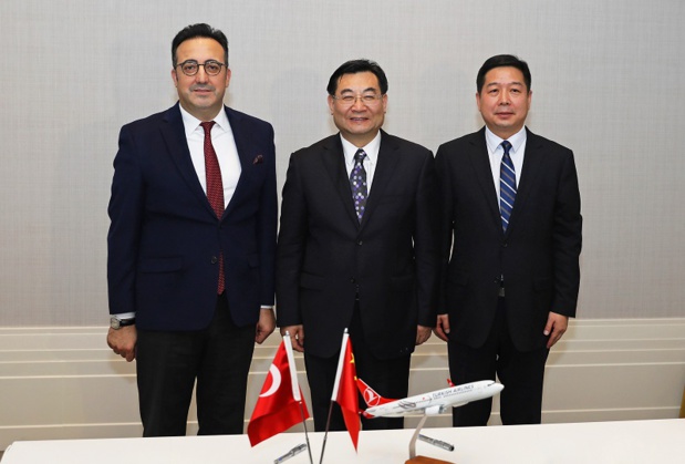 L’accord officialisant le lancement des vols vers Xi’an a été entériné le 5 novembre 2019, par le Président du Conseil d’Administration et du Comité Exécutif de Turkish Airlines, İlker Aycı, et le Gouverneur de la Province du Shaanxi, Hu Heping - DR : Turkish Airlines L’accord officialisant le lancement des vols vers Xi’an a été entériné le 5 novembre 2019, par le Président du Conseil d’Administration et du Comité Exécutif de Turkish Airlines, İlker Aycı, et le Gouverneur de la Province du Shaanxi, Hu Heping - DR : Turkish Airlines