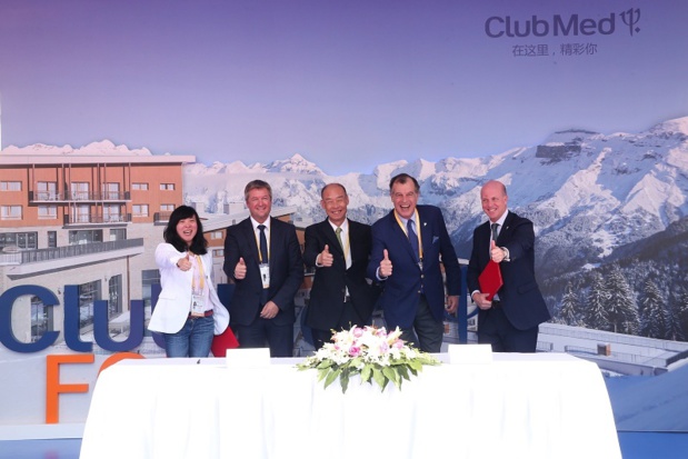 De g. à dr. : Wenqian Zhou, Président de Thaiwoo Ski Resort & Alpine Park ; Eric Breche, Président de l’ESF ; Hong Qi, Chairman de Thaiwoo Ski Resort & Alpine Park ; Henri Giscard d’Estaing, Président du Club Med ; Xavier Desaulles, Directeur Général des Marchés Asie-Pacifique du Club Med - DR : Club Med