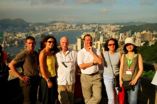 La délégation française conduite par Solange Johnston, dircteur France de l'OT de Hong Kong et Brigitte Griveau, responsable Grands comptes France de Cathay Pacific La délégation française conduite par Solange Johnston, dircteur France de l'OT de Hong Kong et Brigitte Griveau, responsable Grands comptes France de Cathay Pacific