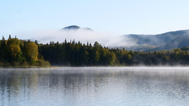 La brume matinale du lac au chat © Laurie Medina