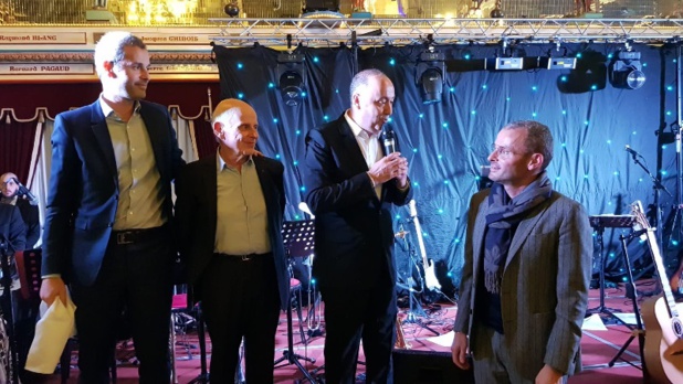 La famille Abitbol, le père et les 3 fils - Photo CE