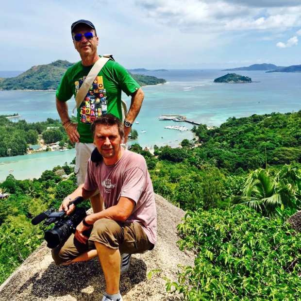 Jean da Luz (debout) et Xavier Petit lors d'un tournage aux Seychelles /crédit photo dr