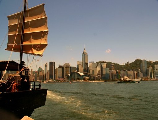 D'une destination économique et financière HK est devenue un produit touristique accessible. Elle est à la fois moderne mais aussi traditionnelle, avec ses jonques qui sillonnent la baie...