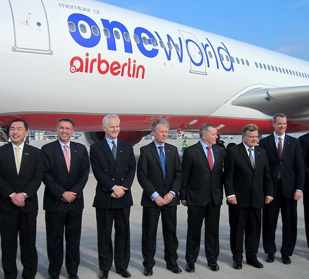 Les dirigeants des compagnies partenaires de One World posent devant un Airbus 330-200 redécoré aux couleurs de l’alliance. Le logo de One World va être peint sur plus de 170 avions d’Air Berlin et de Niki. DR-LAC