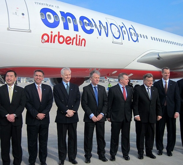 Les dirigeants des compagnies partenaires de One World posent devant un Airbus 330-200 redécoré aux couleurs de l’alliance. Le logo de One World va être peint sur plus de 170 avions d’Air Berlin et de Niki. DR-LAC Les dirigeants des compagnies partenaires de One World posent devant un Airbus 330-200 redécoré aux couleurs de l’alliance. Le logo de One World va être peint sur plus de 170 avions d’Air Berlin et de Niki. DR-LAC