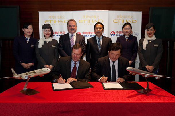 James Hogan, Président et CEO d’Etihad Airways, et Liu Shaoyong, Président de China Eastern Airlines, lors de la signature de la Lettre d’Intention, à Shanghai - DR