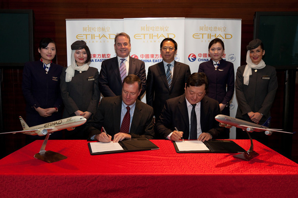 James Hogan, Président et CEO d’Etihad Airways, et Liu Shaoyong, Président de China Eastern Airlines, lors de la signature de la Lettre d’Intention, à Shanghai - DR James Hogan, Président et CEO d’Etihad Airways, et Liu Shaoyong, Président de China Eastern Airlines, lors de la signature de la Lettre d’Intention, à Shanghai - DR