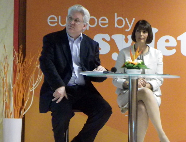 Carolyn McCall, DG d'Easyjet, et François Bacchetta, directeur général pour la France, se sont rendus sur la plate-forme de Nice, le 21 mars 2012 - DR : M.B. Carolyn McCall, DG d'Easyjet, et François Bacchetta, directeur général pour la France, se sont rendus sur la plate-forme de Nice, le 21 mars 2012 - DR : M.B.