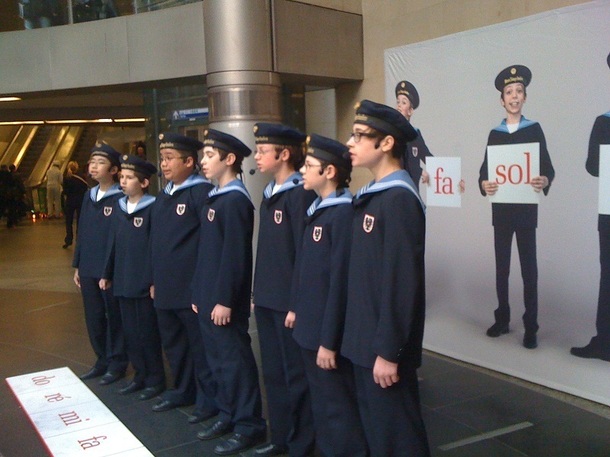 Les Petits Chanteurs de Vienne font entendre leur voix à la station de métro Saint-Lazare depuis le 21 mars 2012 - Photo S.L Les Petits Chanteurs de Vienne font entendre leur voix à la station de métro Saint-Lazare depuis le 21 mars 2012 - Photo S.L
