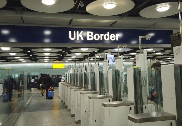 Actuellement, les voyageurs en provenance d'Europe ont besoin, au choix, d'une carte d'identité ou d'un passeport valide pour entrer au Royaume-Uni - DR : DepositPhotos, InkDropCreative Actuellement, les voyageurs en provenance d'Europe ont besoin, au choix, d'une carte d'identité ou d'un passeport valide pour entrer au Royaume-Uni - DR : DepositPhotos, InkDropCreative
