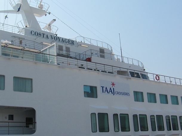 Le Costa Voyager était présent à Marseille, en tête de ligne, pour le départ d'une croisière sur la Méditerranée, lundi 26 mars 2012 - Photo P.C