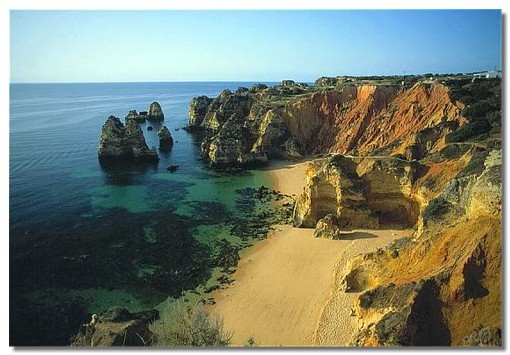 Les splendides plages du sud du Portugal attirent de plus en plus les Français