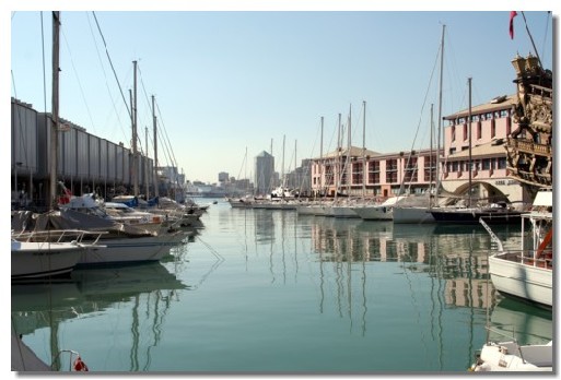 Les densités de population (ici Port de Gênes) sont plus élevées le long du littoral européen et continuent de croître plus rapidement que celles de l'intérieur des terres. Les densités de population (ici Port de Gênes) sont plus élevées le long du littoral européen et continuent de croître plus rapidement que celles de l'intérieur des terres.