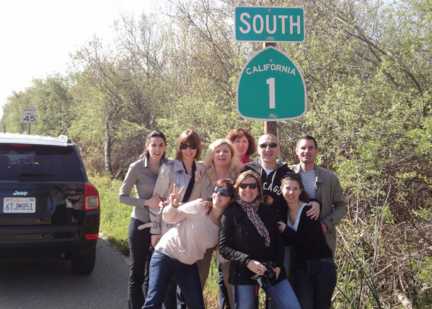 Visit California France et les TO invités, Voyages Auchan, Back Roads, Maison des Etats-Unis, Jet Set (en haut), Boomerang, Kuoni et Sensations du Monde (en bas) devant les voitures d'Alamo - DR Visit California France et les TO invités, Voyages Auchan, Back Roads, Maison des Etats-Unis, Jet Set (en haut), Boomerang, Kuoni et Sensations du Monde (en bas) devant les voitures d'Alamo - DR