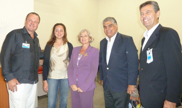 De gauche à Droite: Gustavo de Hostos, représentant Air Caraïbes en République Dominicaine, Mercedes Castillo directrice de l'OT en France, Son Excellence Madame Blandine Kreiss Ambassadeur de France en République Dominicaine, Fausto Fernandez Vice-Ministre dominicain du Tourisme, et François Bonnet, Responsable Commercial Réseaux Caraïbes de Air Caraïbes - DR : M.SANI