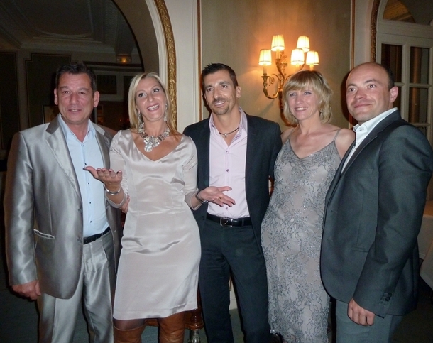 Louisa Rouar, directrice générale STI France, (2e gche) Laurence Barlan responsable communication et Pascal Boyer directeur commercial et markeging (3e gche) entourés de leur équipe. /photo JDL Louisa Rouar, directrice générale STI France, (2e gche) Laurence Barlan responsable communication et Pascal Boyer directeur commercial et markeging (3e gche) entourés de leur équipe. /photo JDL