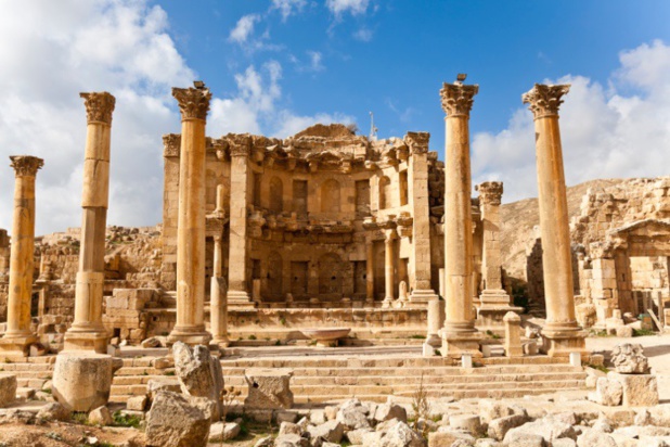 Porte d’entrée sur le désert, entre Mer Rouge et Mer Morte, “Amman la blanche” est la capitale de la Jordanie ©Veeravong Komalamena