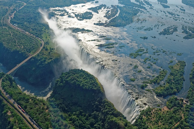 Les chutes Victoria sont inscrites au Patrimoine Mondial de l'Unesco et sont le centre névralgique du tourisme en Afrique australe - Crédit photo Depositphotos.com optikus
