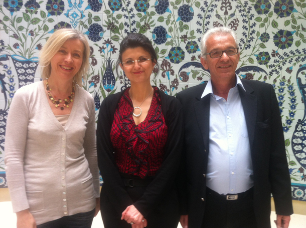 Kalbiye Noyan, directrice de l'Office du Tourisme de Turquie, entourée de Didier Huet (Pacha Tours) et de Françoise Brunod (Mavie), deux atouts sur le marché français pour la destination - DR Kalbiye Noyan, directrice de l'Office du Tourisme de Turquie, entourée de Didier Huet (Pacha Tours) et de Françoise Brunod (Mavie), deux atouts sur le marché français pour la destination - DR