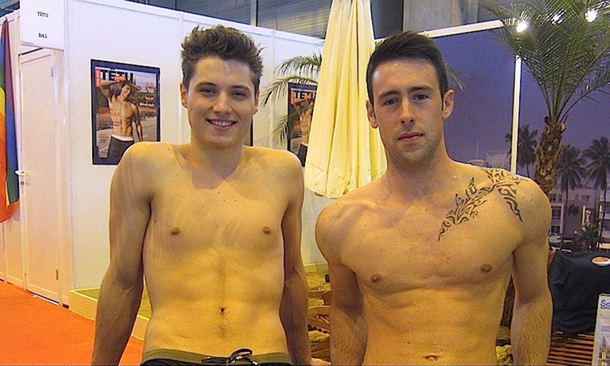 Deux jeunes hommes font la promotion du tourisme gay sur le stand de Têtu au dernier salon mondial du tourisme - DR Deux jeunes hommes font la promotion du tourisme gay sur le stand de Têtu au dernier salon mondial du tourisme - DR