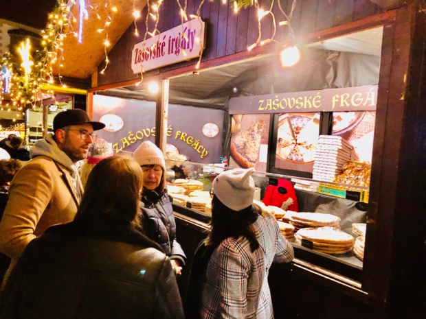 Les “marchands du temple” proposent des décorations de noël, des santons, du pain d'épice, des jouets en bois, des vêtements chauds, des spécialités culinaires diverses et de l’artisanat local et... un raton laveur !/crédit photo JDL Les “marchands du temple” proposent des décorations de noël, des santons, du pain d'épice, des jouets en bois, des vêtements chauds, des spécialités culinaires diverses et de l’artisanat local et... un raton laveur !/crédit photo JDL