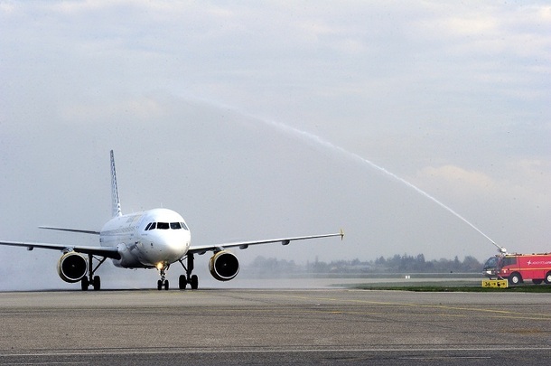 Comme de coutume pour l'inauguration d'une nouvelle ligne, le premier avion arrivé à destination a été arrosé par les équipes de Lyon-Saint-Exupéry - Photo DR