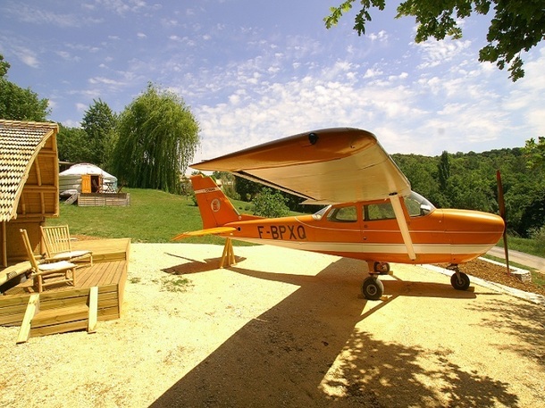 Natura Lodge a donné une seconde vie à un petit avion de tourisme, en le convertissant en chambre d’hôtes - Photo DR