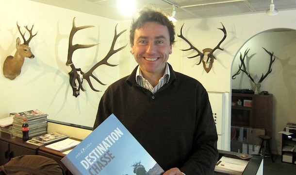 Benoît Maury-Laribière avec sa brochure sur la chasse - DR : LAC