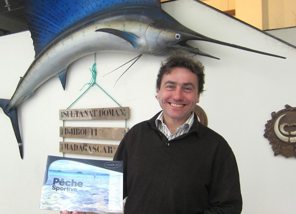 Benoît Maury-Laribière posant cette fois avec sa brochure pêche - DR : LAC