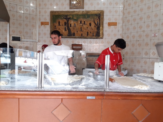 Tataouine est aussi la capitale tunisienne des cornes de gazelles. Chez ce célèbre pâtissier, elles se réalisent en direct devant le client - DR : M.S.