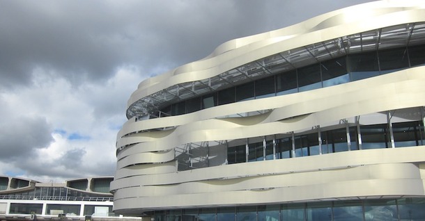 L'architecture élégante de la nouvelle jonction se détache clairement des bâtiments vieillissants des deux terminaux. DR - LAC