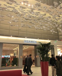 La boutique Hermès avec le superbe lustre qui renforce l'image luxueuse de la nouvelle galerie. DR.LAC