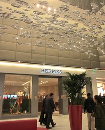 La boutique Hermès avec le superbe lustre qui renforce l'image luxueuse de la nouvelle galerie. DR.LAC La boutique Hermès avec le superbe lustre qui renforce l'image luxueuse de la nouvelle galerie. DR.LAC