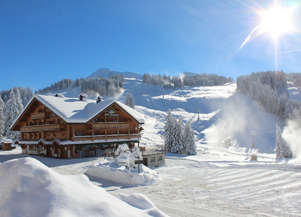 L’hôtel Les Sapins en Haute-Savoie propose des circuits de 2 à 6 jours et des séjours sur le thème de la randonnée - DR : Circuitgroupes